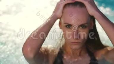 那个女人正在整理游泳池里湿漉漉的头发。 特写镜头。